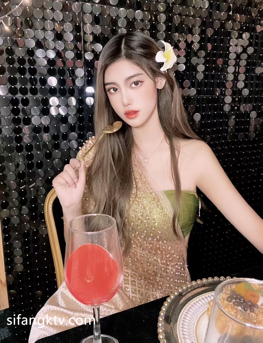 【唯美女神❤️重磅精品】大妞范创始人『性爱大神投稿』最新会员专享 一线网红嫩模进驻酒吧唯美私拍