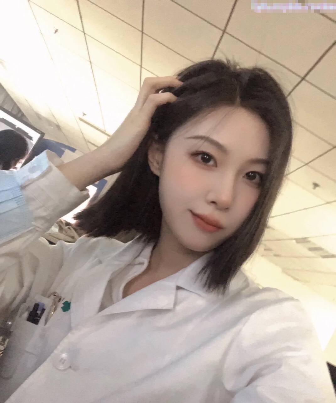 极品后入出来偷情人妻 老公也知道她出来偷吃的 把狗链带到她的脖子上真实自拍被多个猛男肆意玩弄