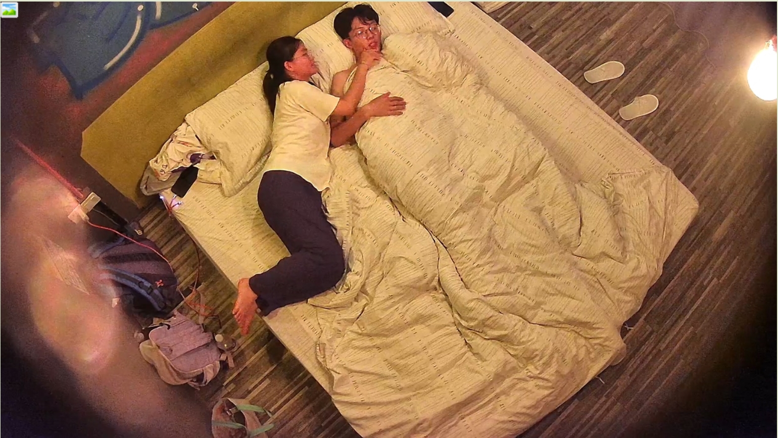 贵在真实主题酒店纯上帝视角偸拍一对戴着眼镜的学生小情侣开房造爱，年轻人玩的挺花花呀，还开发屁眼儿