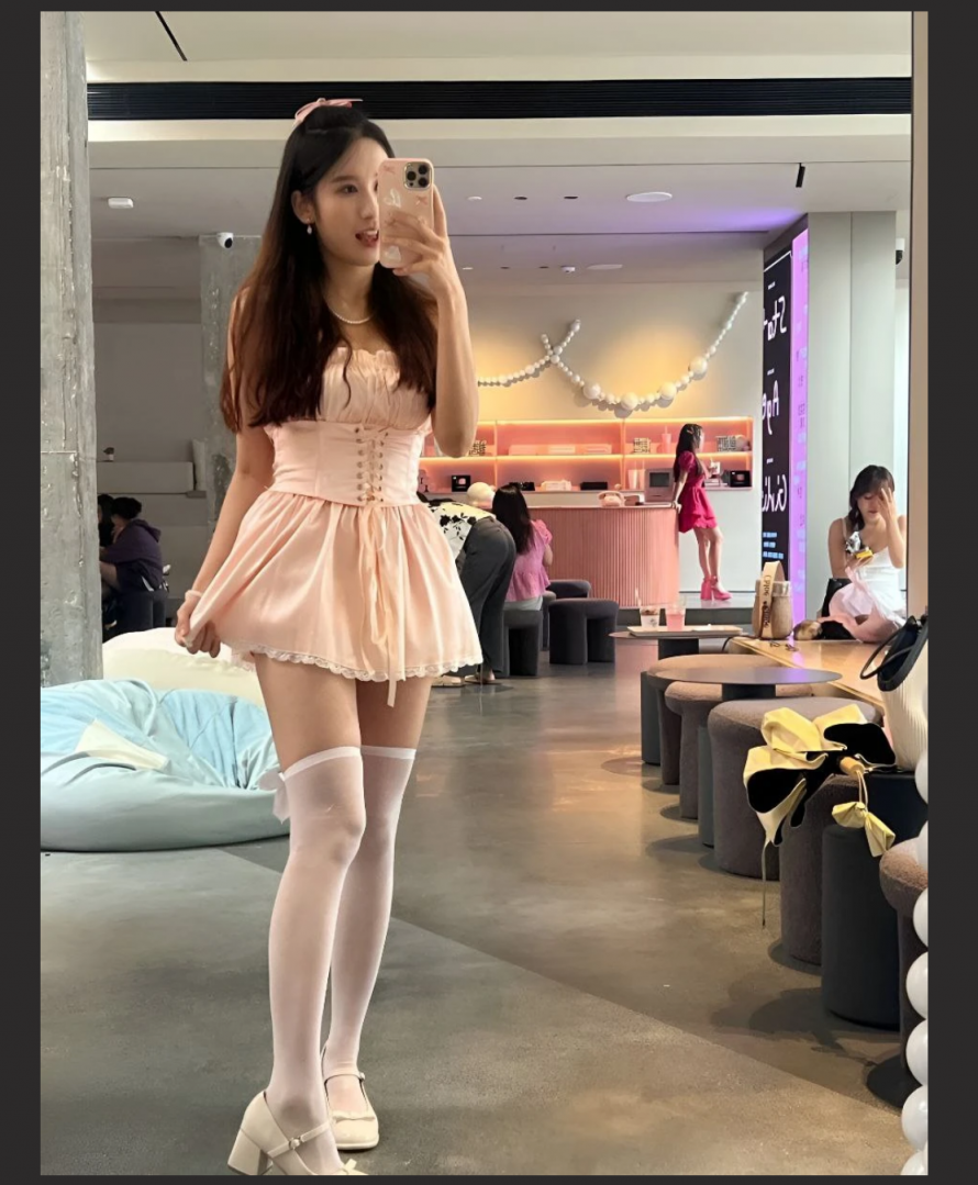 山东大学威海校区刘佳佳暑假接单金主爸爸 刷爆朋友圈 放荡模样 让人心痒痒