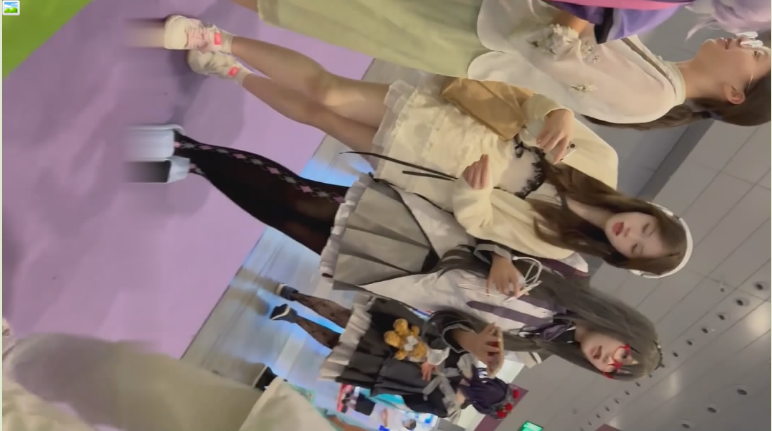 顶级无内CD可爱学生妹逛动漫展没穿裤内露出粉色鲍鱼