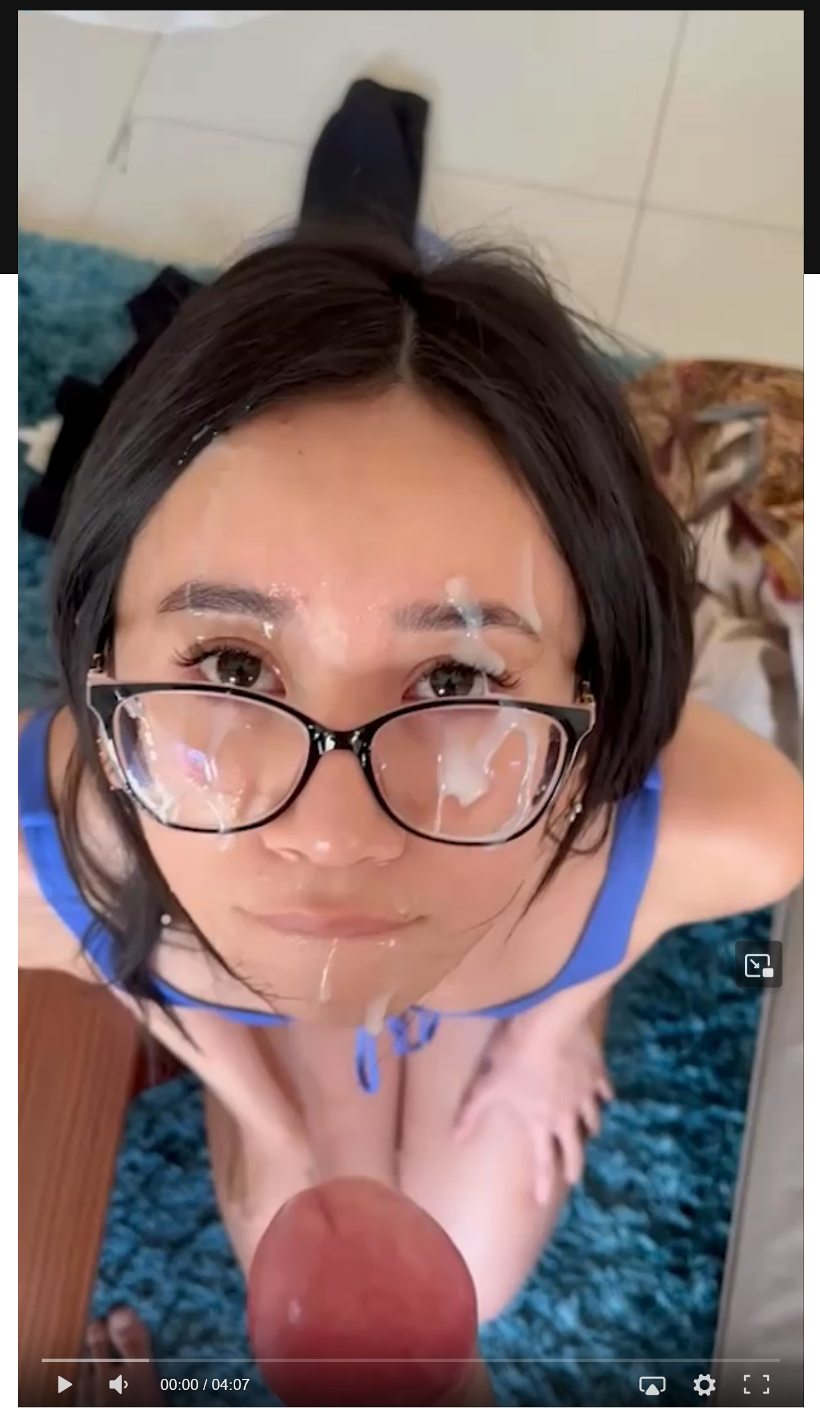 喜欢被颜射的顶级反差婊，完美身材跟男友各种做爱视频，穿的一本正经，脸上却涂满精液