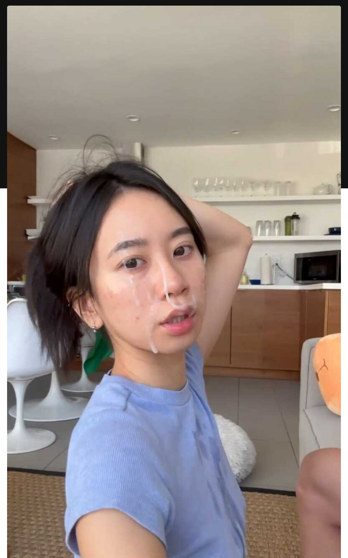 喜欢被颜射的顶级反差婊，完美身材跟男友各种做爱视频，穿的一本正经，脸上却涂满精液