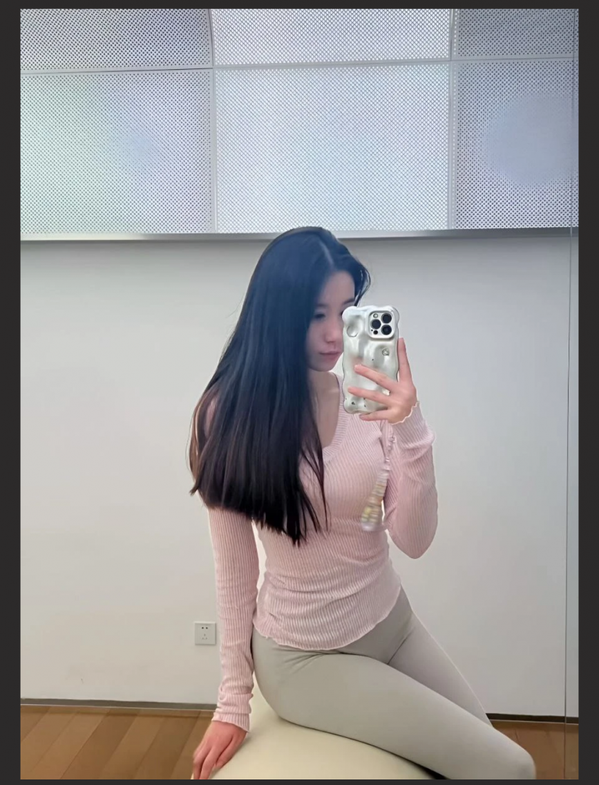 山东大学威海校区刘佳佳暑假接单金主爸爸 刷爆朋友圈 放荡模样 让人心痒痒