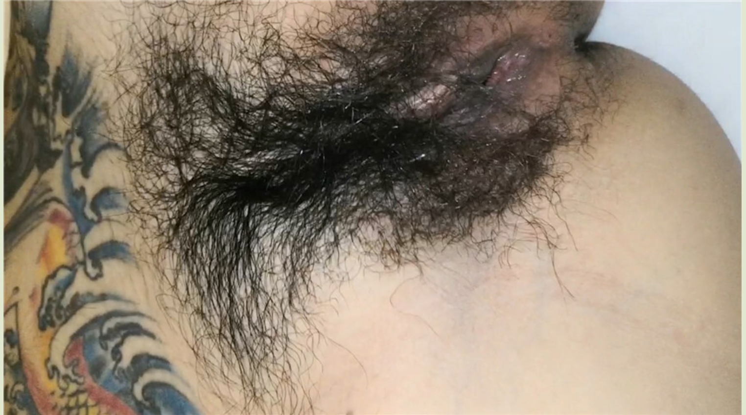 《台W情侣泄密》刺青小网红参加富二代的生日派对❤️被下药迷翻各种道具爆插大黑B