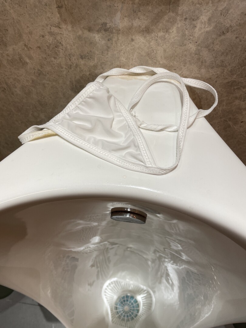 {泡芙第二次露出！！，地点：男厕}有些事情是真的会上瘾的，顶着38度的高烧实践人身第二次露出了！！