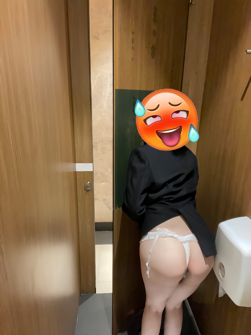 {泡芙第二次露出！！，地点：男厕}有些事情是真的会上瘾的，顶着38度的高烧实践人身第二次露出了！！