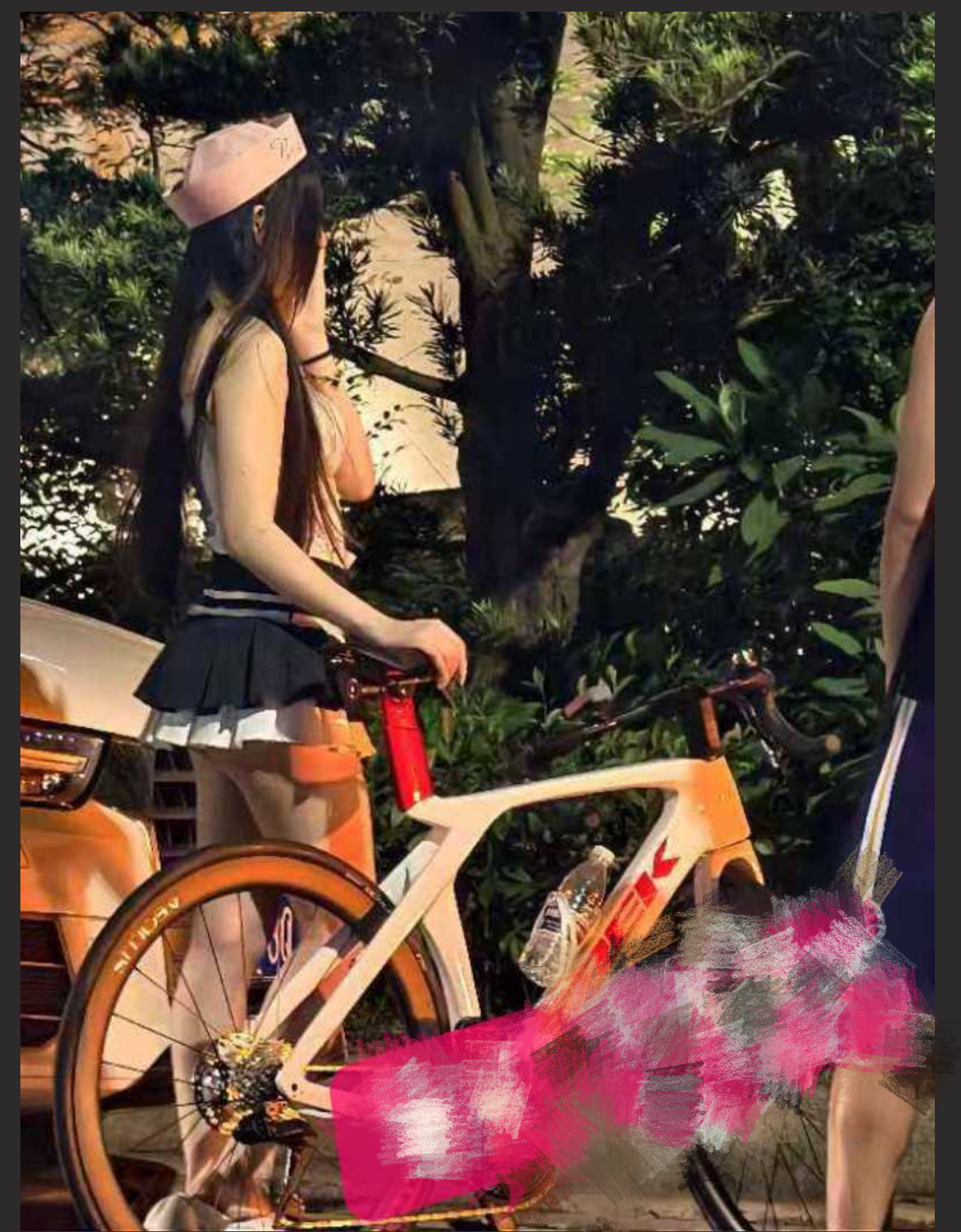 崔克车主的专属鸡 两美女寻找崔克车主被双飞 精准定位客户群体！有钱人总是先享受