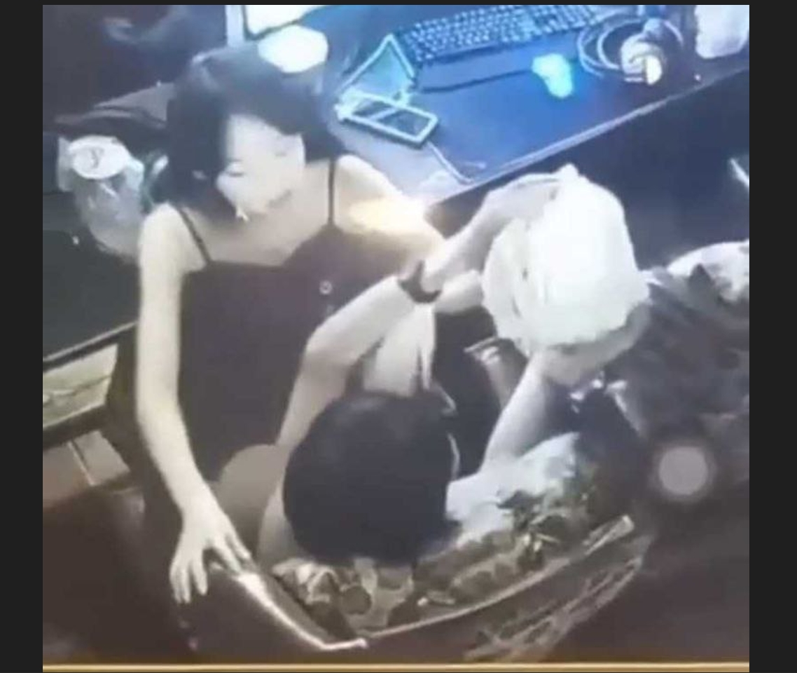 逆天小情侣网吧做爱还挑衅网管 这嚣张跋扈的态度必须让她在网上爆火！