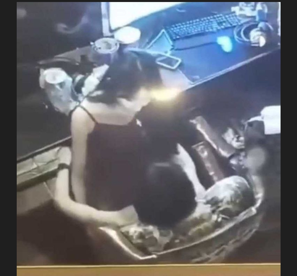 逆天小情侣网吧做爱还挑衅网管 这嚣张跋扈的态度必须让她在网上爆火！