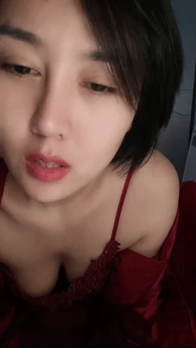 ✨婚房红嫁衣✨新娘中途打电话聊骚✨聊完受不了就开始自慰，这么淫荡吧！太反差了！