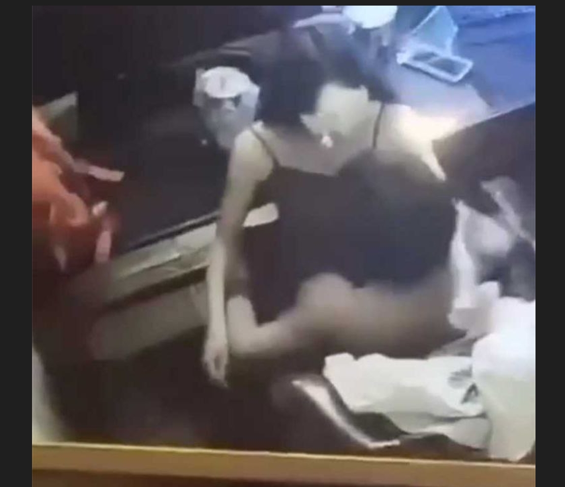 逆天小情侣网吧做爱还挑衅网管 这嚣张跋扈的态度必须让她在网上爆火！