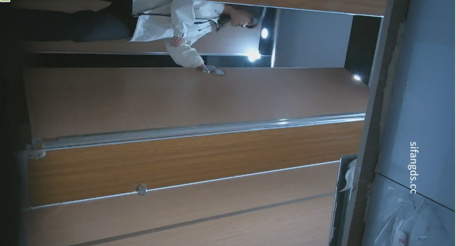 新流出❤️厕拍大神潜入旅游景区游乐场女厕❤️露脸全景后拍游客尿尿其中有几个年轻靓妹