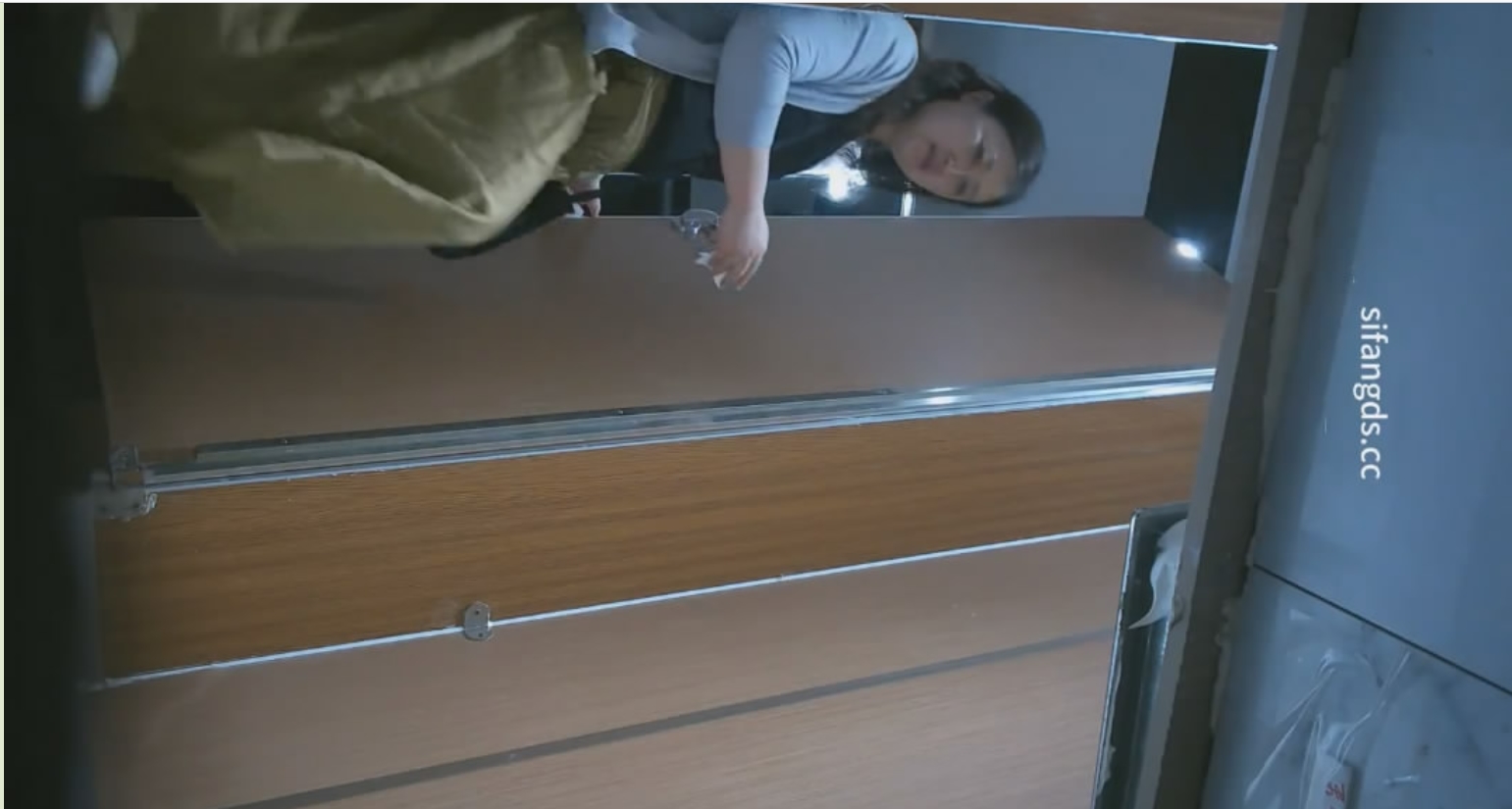 新流出❤️厕拍大神潜入旅游景区游乐场女厕❤️露脸全景后拍游客尿尿其中有几个年轻靓妹