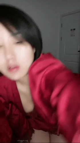 ✨婚房红嫁衣✨新娘中途打电话聊骚✨聊完受不了就开始自慰，这么淫荡吧！太反差了！