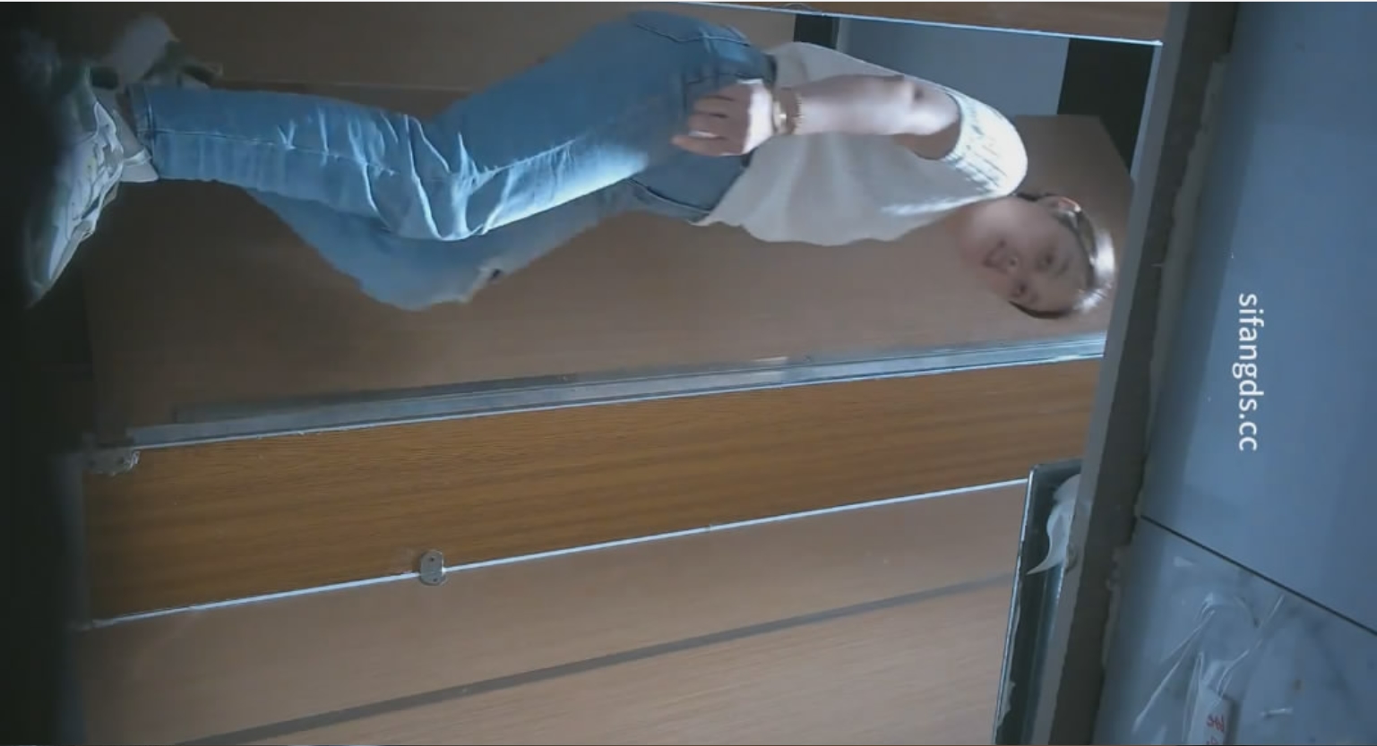 新流出❤️厕拍大神潜入旅游景区游乐场女厕❤️露脸全景后拍游客尿尿其中有几个年轻靓妹