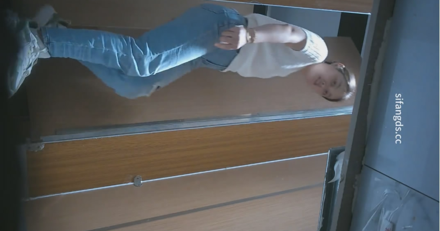 新流出❤️厕拍大神潜入旅游景区游乐场女厕❤️露脸全景后拍游客尿尿其中有几个年轻靓妹