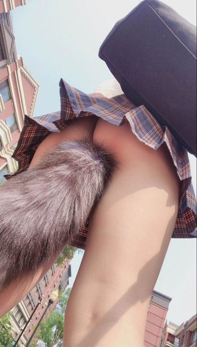 《稀缺资源☀️偷拍走光系列》绝对领域，最美的风景裙底两腿间 偷拍小姐姐裙底 开档丝袜不穿内裤