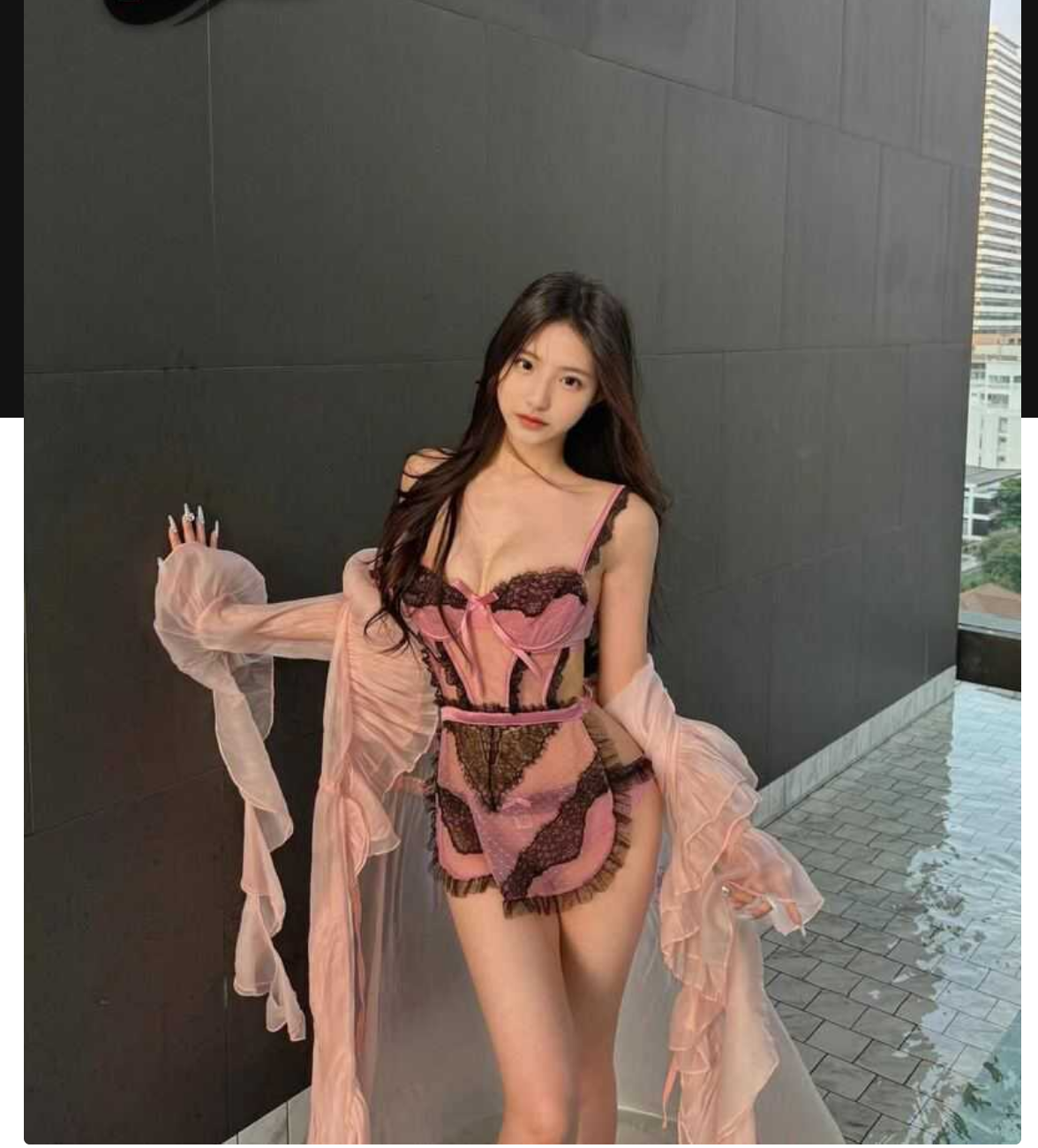 南京邮电大学王筱,在校大三极品校花女神,与游戏网恋好友奔现,在家里按在沙发上后入内射