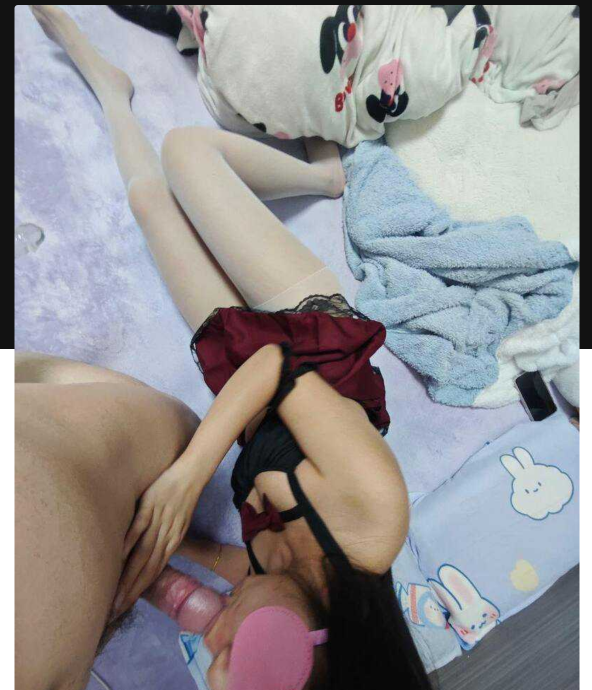 济南26岁小少妇何敏洁穿着情趣内衣给土豪老公足交，主动扶套插入，后入骑乘