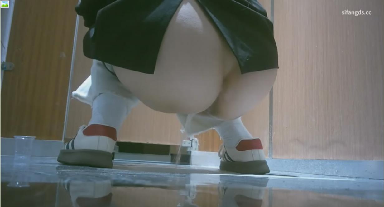 潜入美食城女厕❤️偷放固定设备后拍女食客尿尿红衣牛仔裤美眉薅逼毛