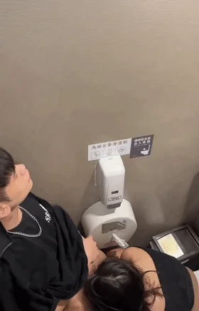 小美人微醺过后，与男友急不可耐在厕所就艹了起来，太爽了，没几下就射了，简直就是个秒男呀！