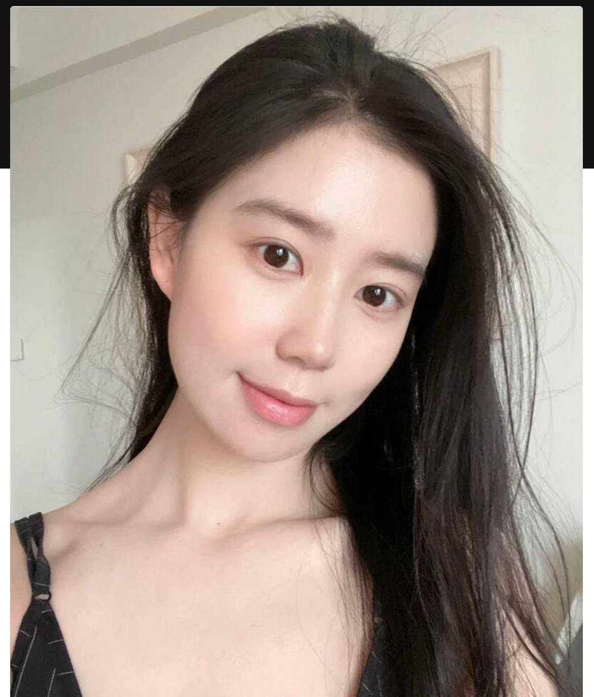 济南26岁小少妇何敏洁穿着情趣内衣给土豪老公足交，主动扶套插入，后入骑乘