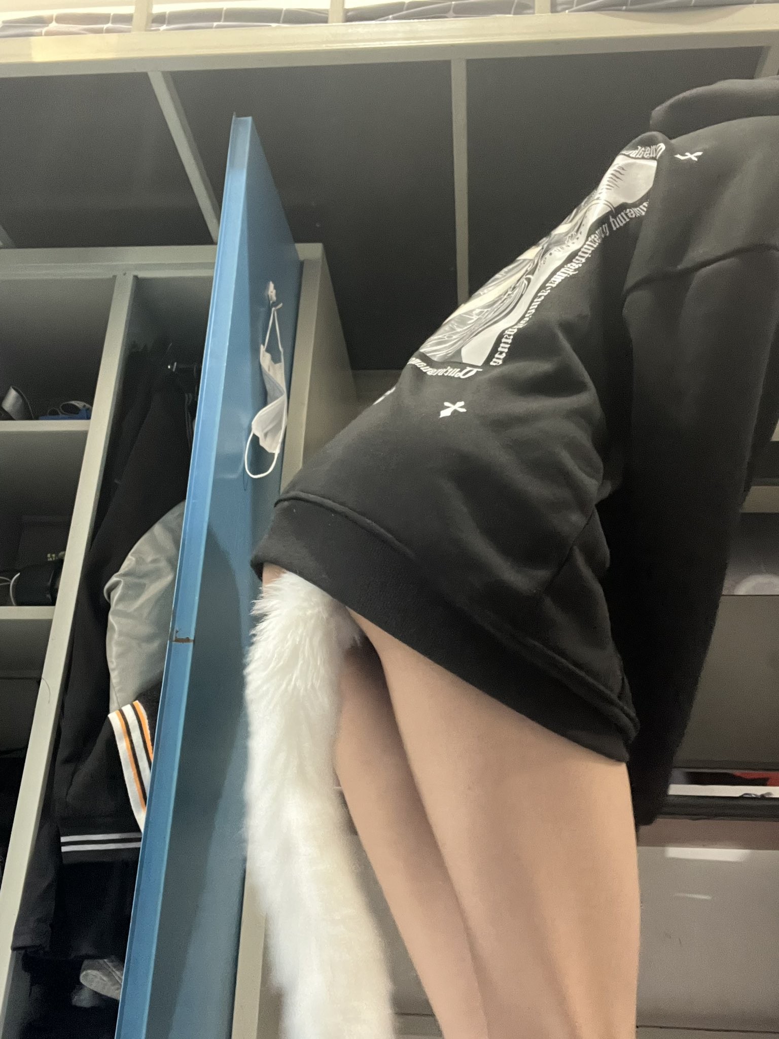 《稀缺资源☀️偷拍走光系列》绝对领域，最美的风景裙底两腿间 偷拍小姐姐裙底 开档丝袜不穿内裤