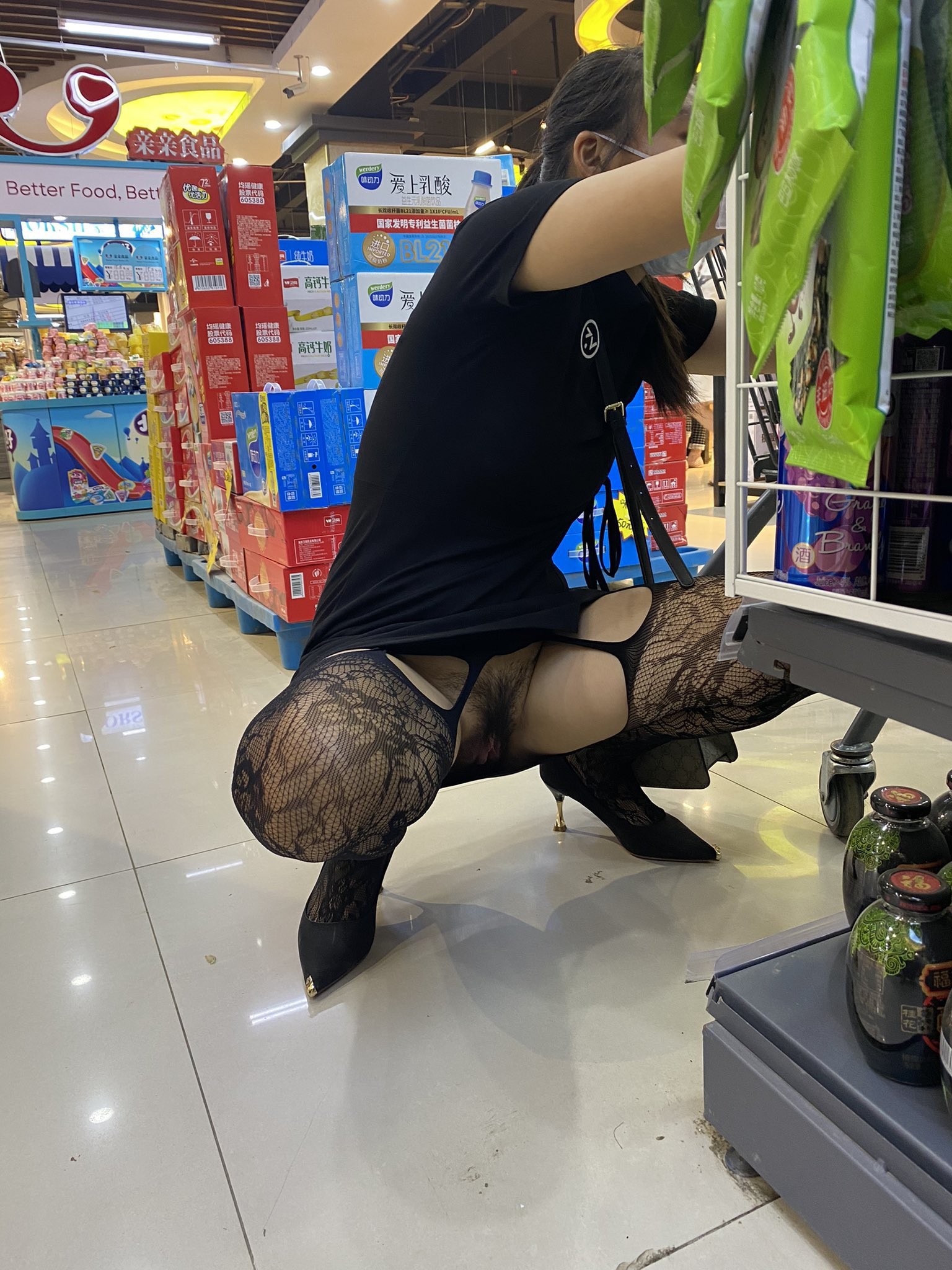 《稀缺资源☀️偷拍走光系列》绝对领域，最美的风景裙底两腿间 偷拍小姐姐裙底 开档丝袜不穿内裤