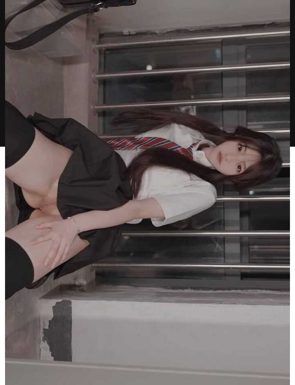 南京邮电大学王筱,在校大三极品校花女神,与游戏网恋好友奔现,在家里按在沙发上后入内射