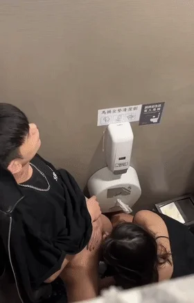 小美人微醺过后，与男友急不可耐在厕所就艹了起来，太爽了，没几下就射了，简直就是个秒男呀！