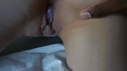 眼镜熟女人妻 皮肤白皙身材丰腴 在家假鸡吧插肥穴不过瘾 被黑祖宗小哥无套输出 内射