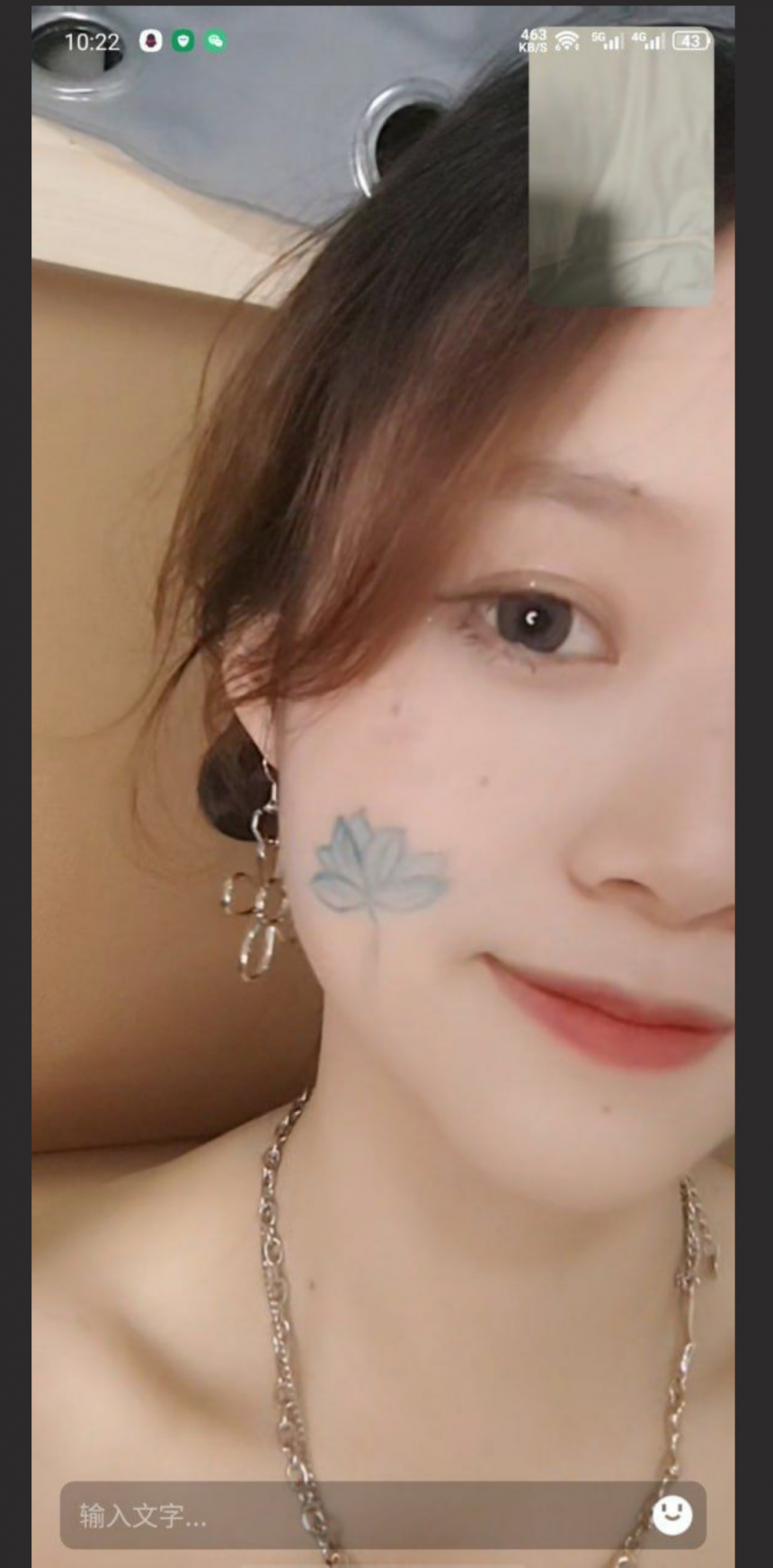 可爱学妹掀开衣服露胸吐舌 含龟头口交的技术一级棒 小小年纪就如此骚贱