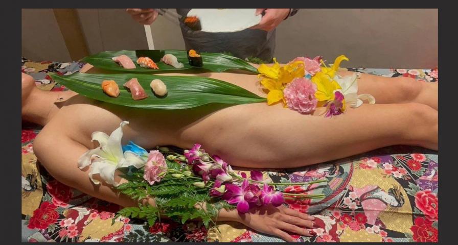 女体盛宴 女子最低要求是处女 整个裸女当菜盘 配上音乐真变态