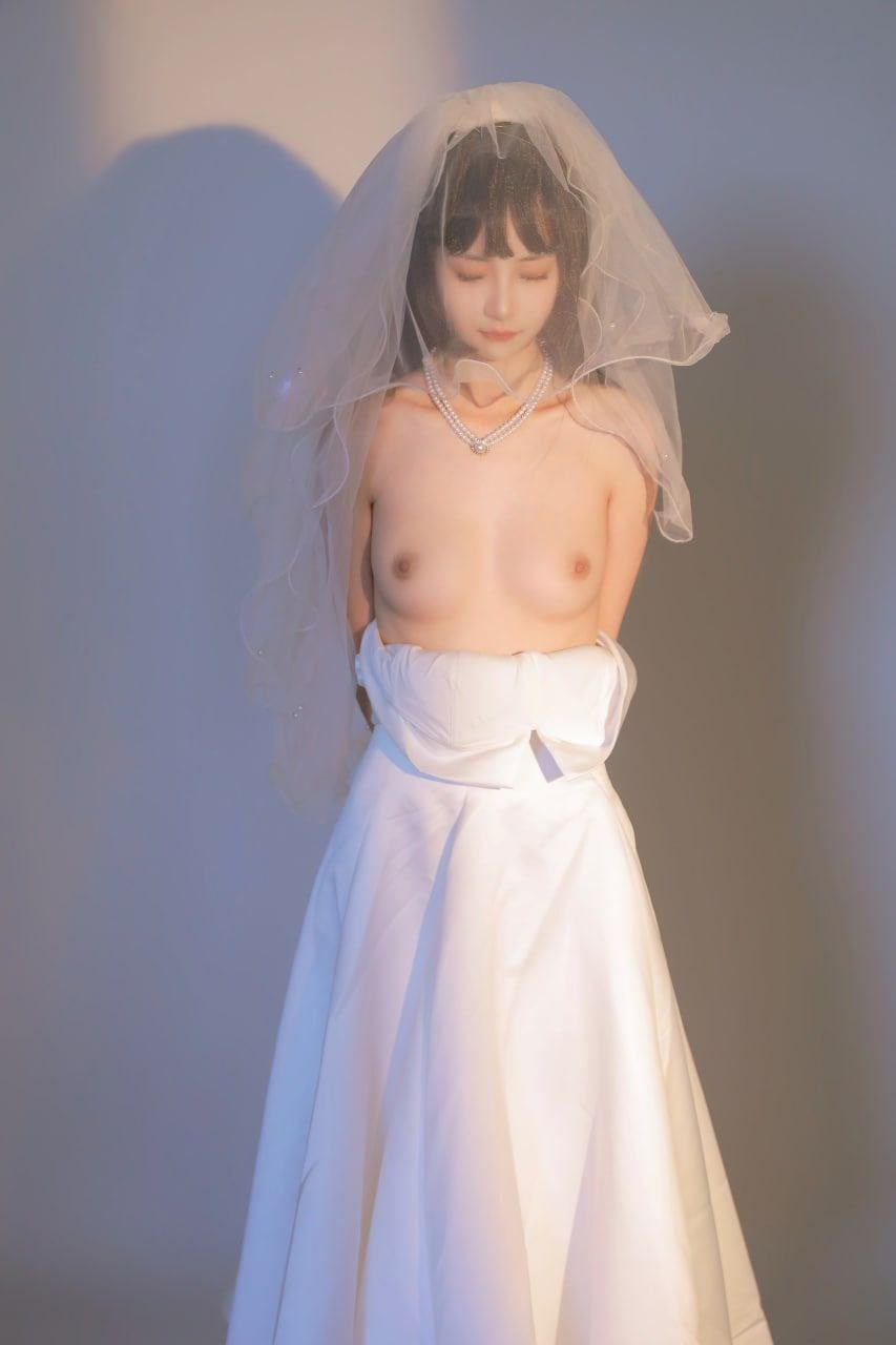 主人的专属萝莉玩物华丽婚纱淫靡新娘 结婚洞房花烛夜前穿婚纱卖力伺候主人 直接内射