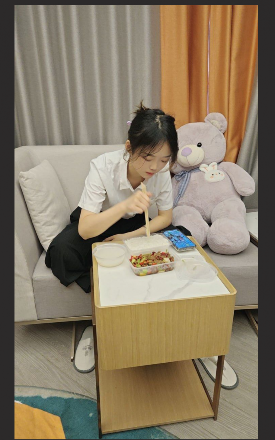 可爱学妹掀开衣服露胸吐舌 含龟头口交的技术一级棒 小小年纪就如此骚贱