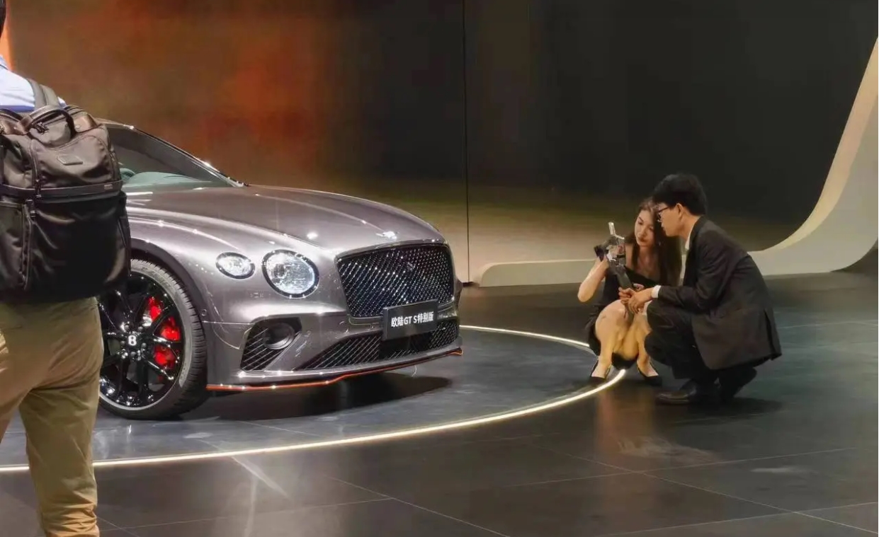 突发大瓜！上海车展又出大瓜，宾利女销售穿短裙下蹲走光，疑似未穿内裤