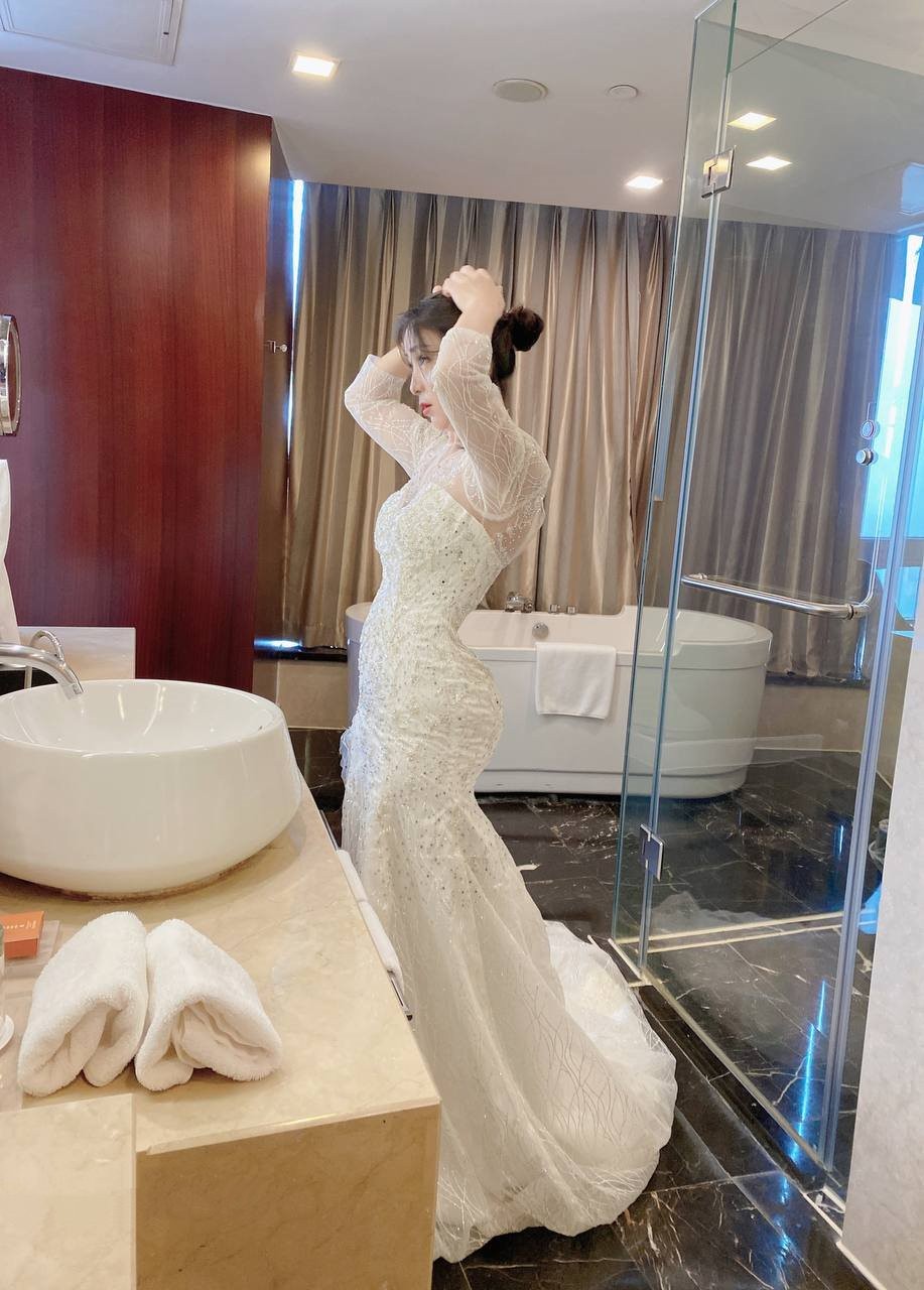 主人的专属萝莉玩物华丽婚纱淫靡新娘 结婚洞房花烛夜前穿婚纱卖力伺候主人 直接内射