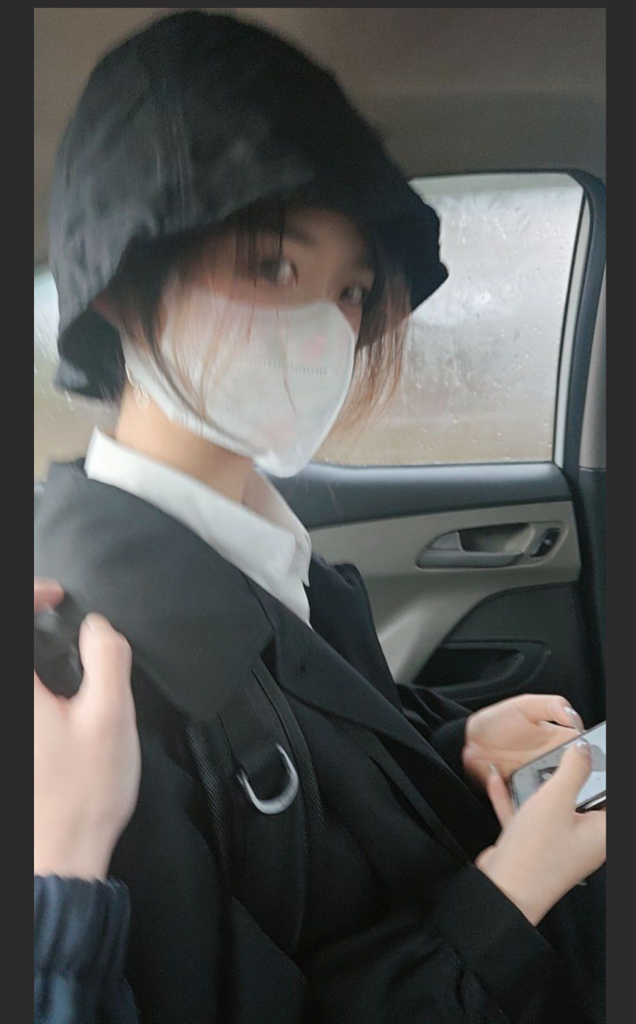 可爱学妹掀开衣服露胸吐舌 含龟头口交的技术一级棒 小小年纪就如此骚贱