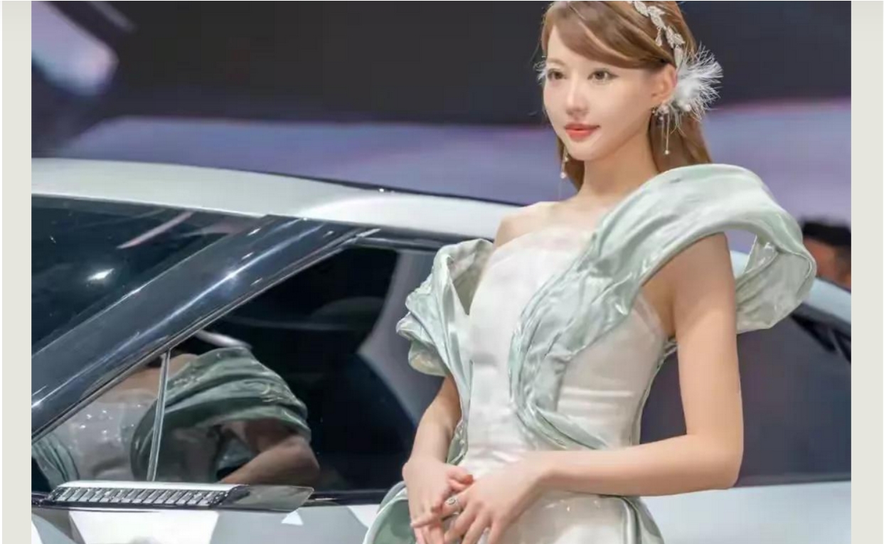 突发大瓜！上海车展又出大瓜，宾利女销售穿短裙下蹲走光，疑似未穿内裤