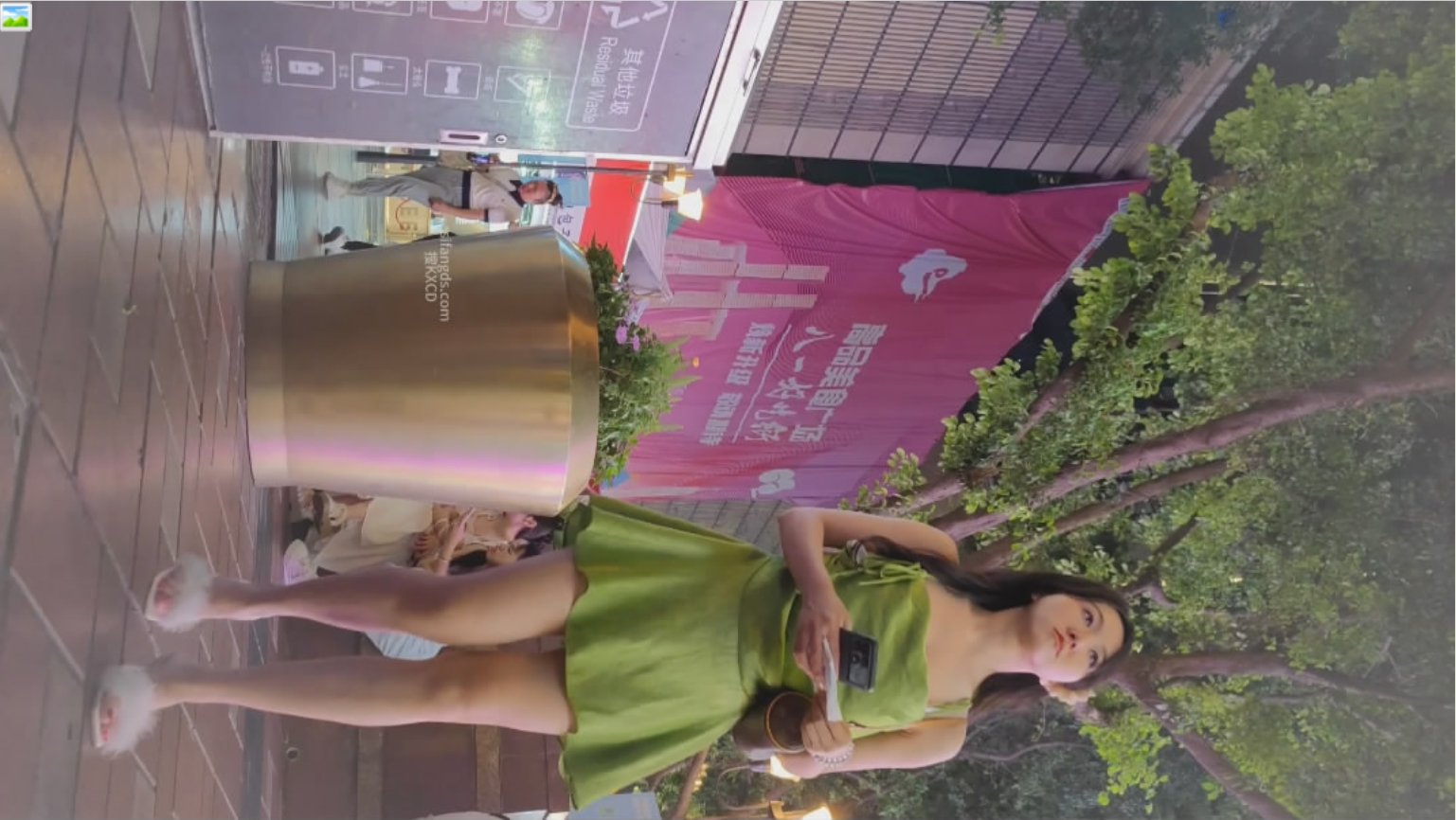 尾随偷拍❤️绿色吊带连衣裙极品少妇性感灰色窄内清纯脸蛋穿的这么骚反差真是太大了，一路跟拍JB硬了一路