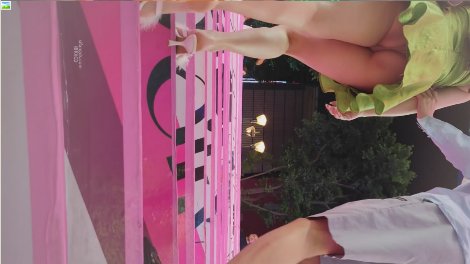 尾随偷拍❤️绿色吊带连衣裙极品少妇性感灰色窄内清纯脸蛋穿的这么骚反差真是太大了，一路跟拍JB硬了一路