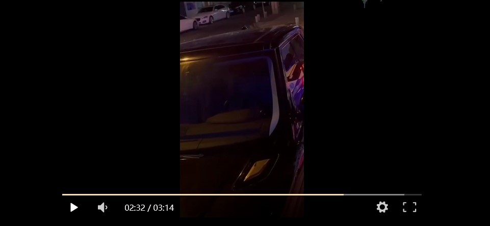 福建厦门路虎车震门 路虎车内忘情啪啪 车外路人录屏笑哈哈