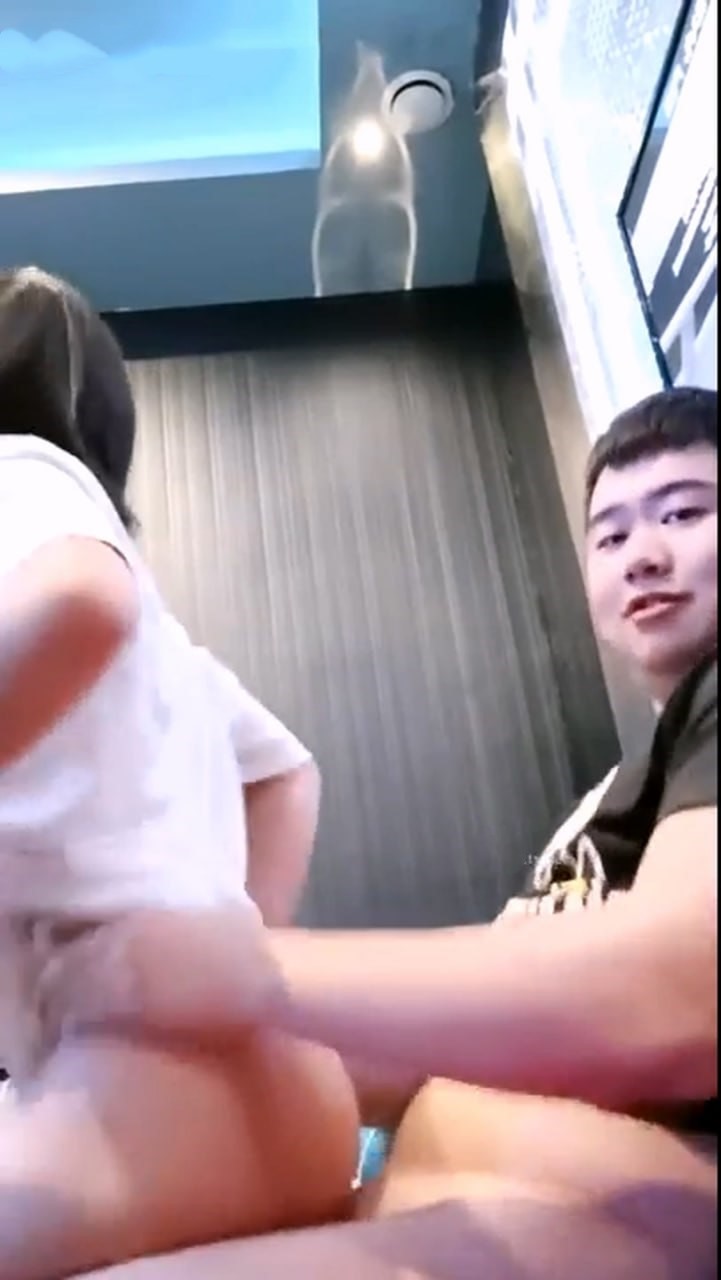 身材不错的山东学生妹 在KTV唱歌时突然性起 直接脱了裤子啪啪超刺激