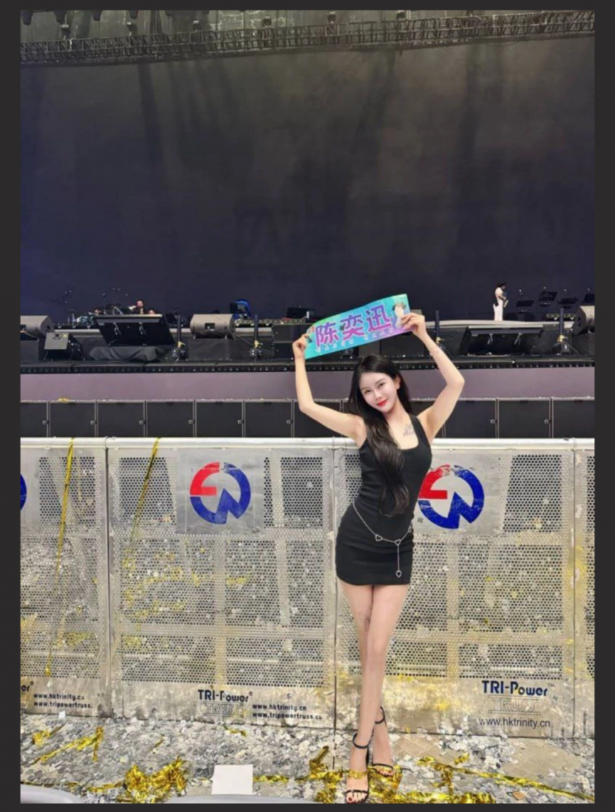 带妹子看陈奕迅演唱会 当晚就去酒店啪啪了 小穴很嫩 一看就是还没有完全被开发