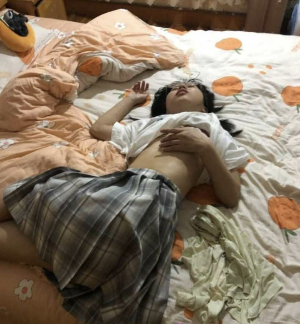 安徽淮北市一包工头被爆包养学生妹 小女生一放假就穿着jk被带到出租屋去做爱玩弄