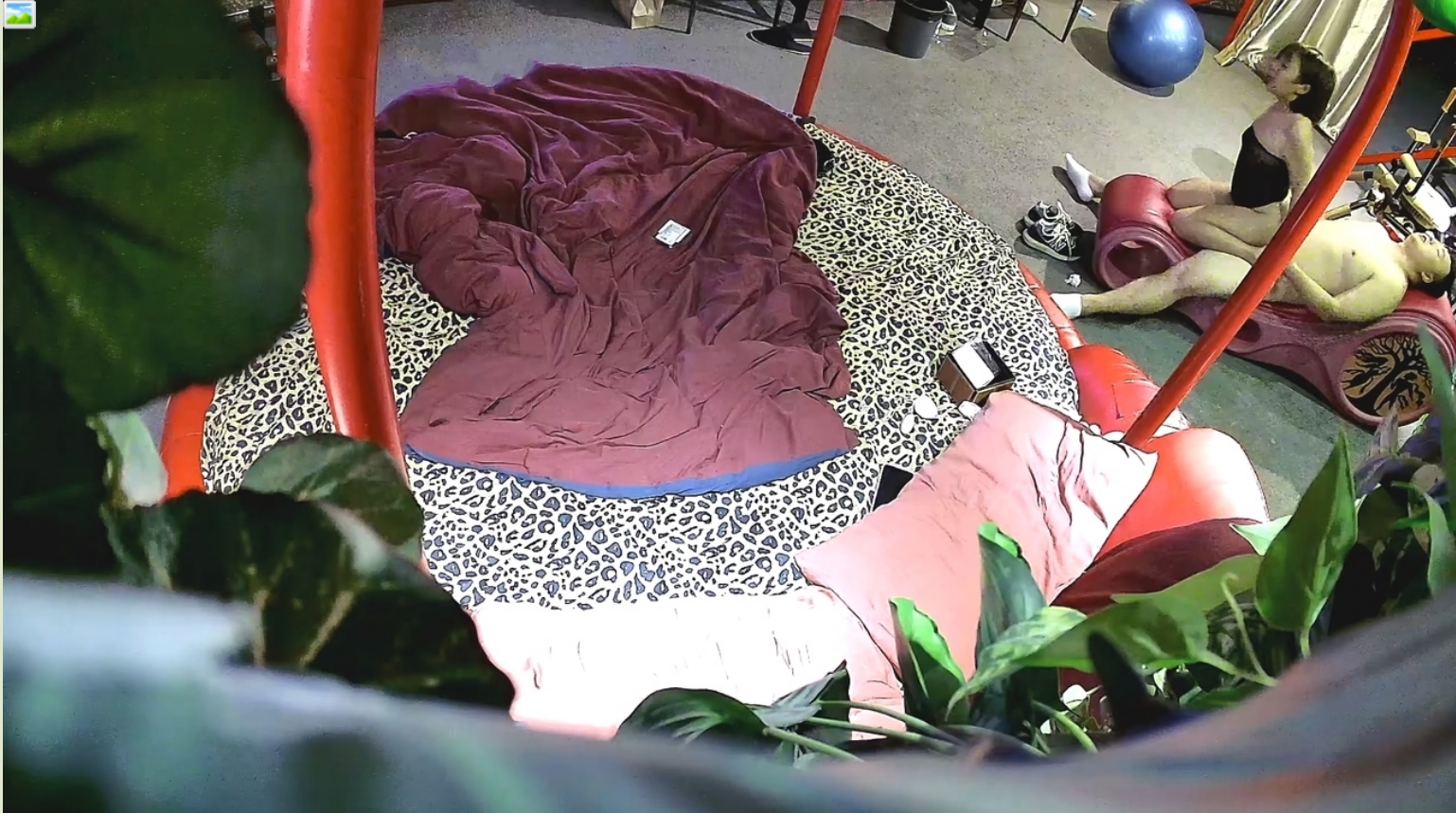 情趣酒店真实偷拍，基层领导家外包养情妇，开房激情造爱，黑丝狼牙套跳蛋