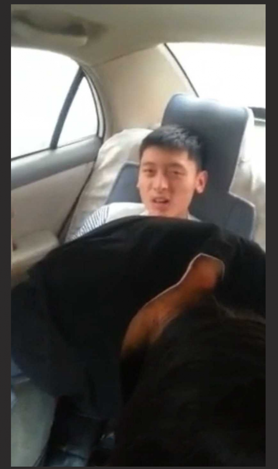 东北小伙跟女友在车后座啪啪 兄弟则在前面录像 气得女友怒喊别照了