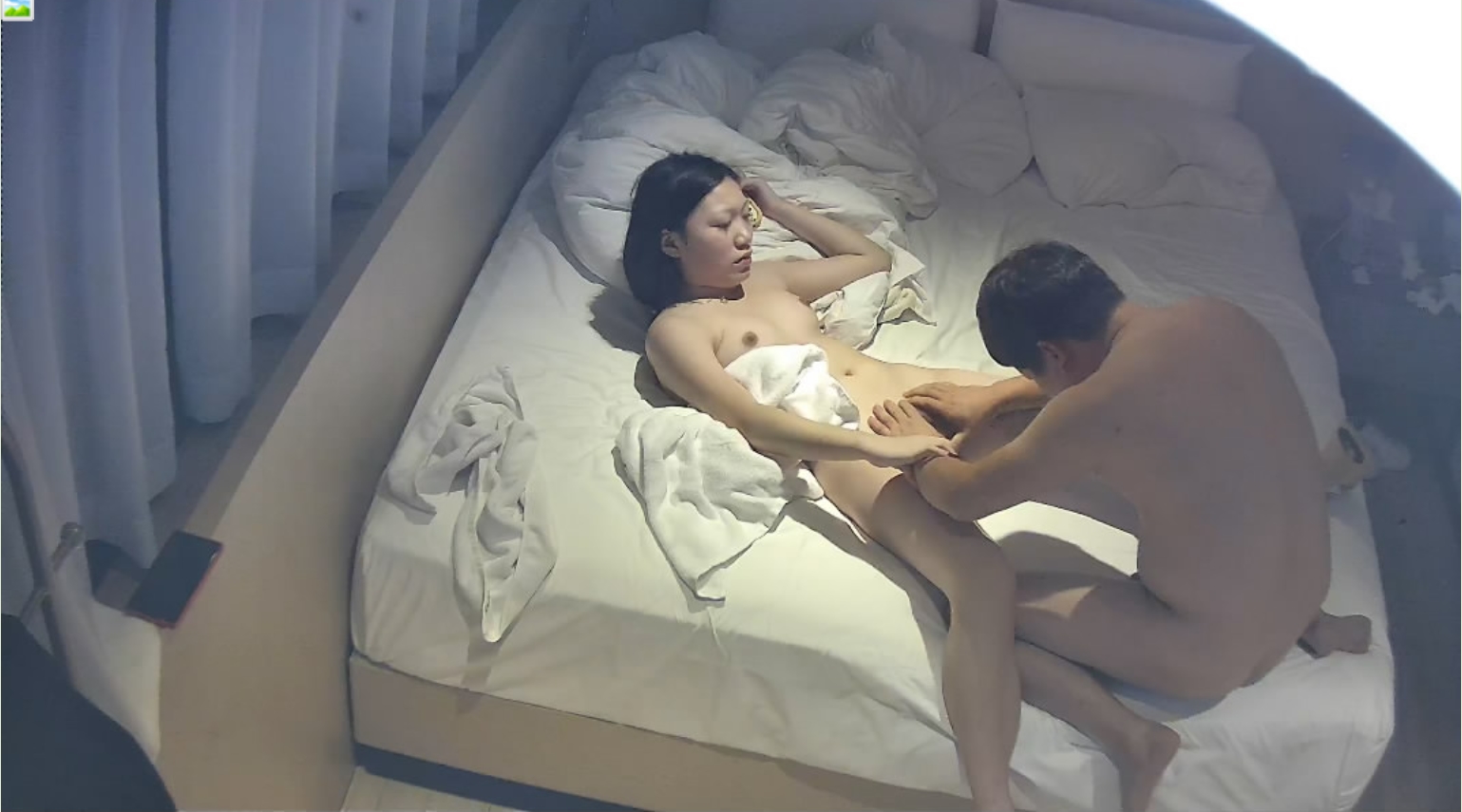 三个大哥一起组队找外围外围轮流转三个大哥换着同上，一张床上一小时之内被干了三次你方唱罢我登场