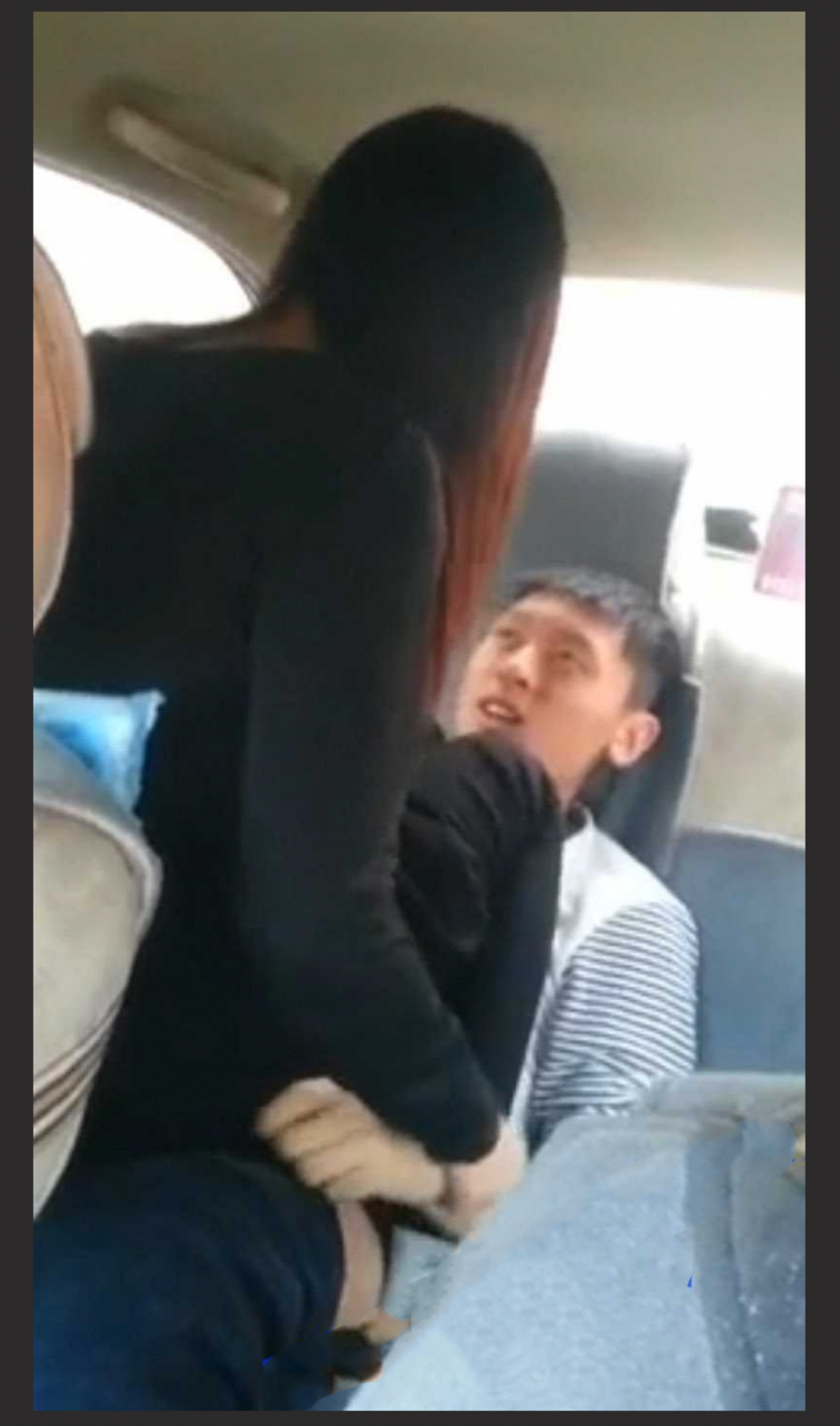 东北小伙跟女友在车后座啪啪 兄弟则在前面录像 气得女友怒喊别照了